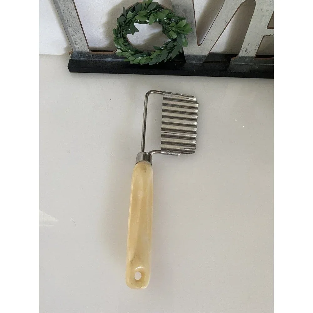 Vintage Vegetable Crinkle‎ Cutter Potato Cheese Slicer Beige Plastic Handle EUC